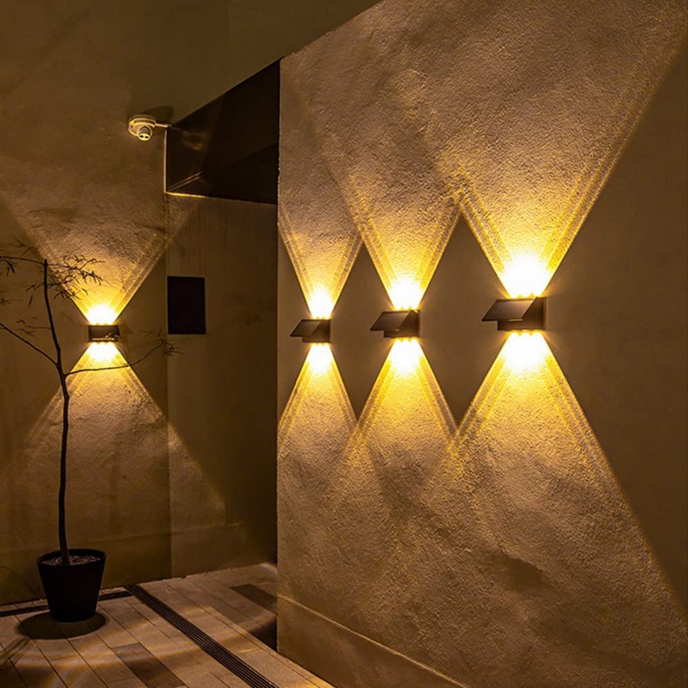 Lampe solaire 3LED installée sur mur extérieur – illustration