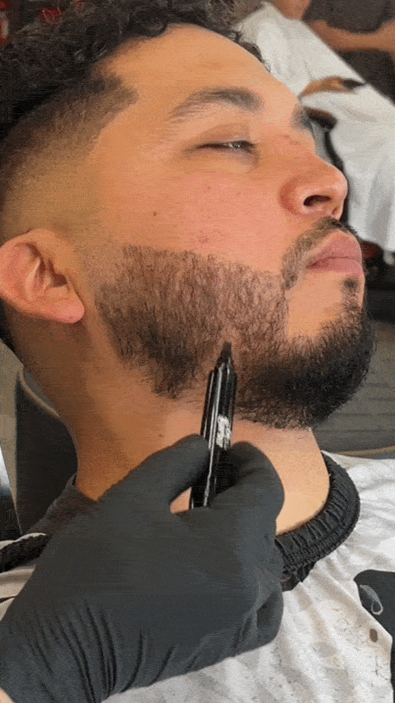 Crayon à sourcils 3D hydrofuge - démonstration d'application